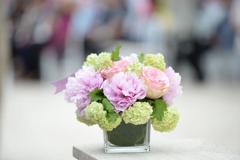 Composition florale Interflora en vase - Élégance Parisienne